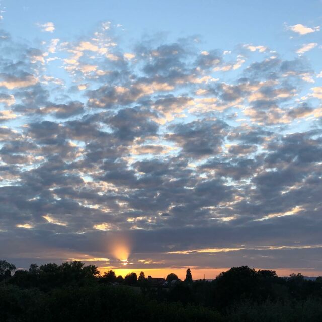 Sonnenuntergang und letzter Sommertag an der Aqua Magica/Sunset and last day of Summer at Aqua Magica. 
#sonnenuntergang #sonnenstrahlen #letztersommertag #natur #wolken #sunset #raysofsunlight #lastdayofsummer #nature #clouds #badoeynhausen #loehne #repostradiowestfalica