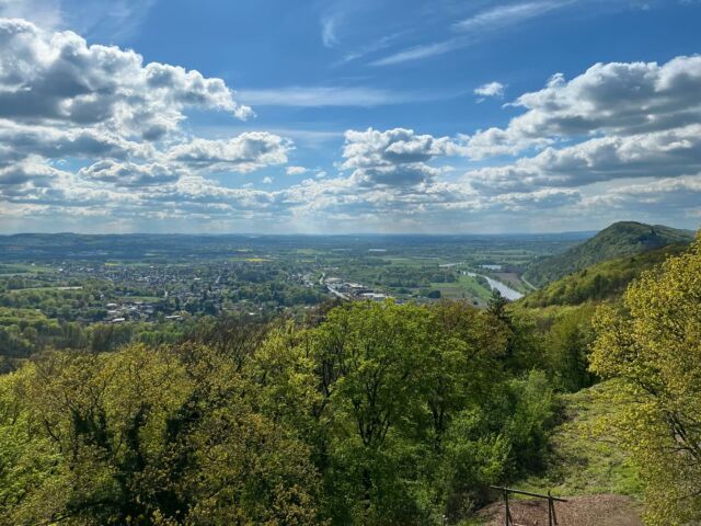 Ausblick vom Fernsehturm und der Porta-Kanzel in Porta Westfalica, mit Weser und Kaiser-Wilhelm-Denkmal. 

#portawestfalica #portakanzel #fernsehturmportawestfalica #weser #kaiserwilhelmdenkmal