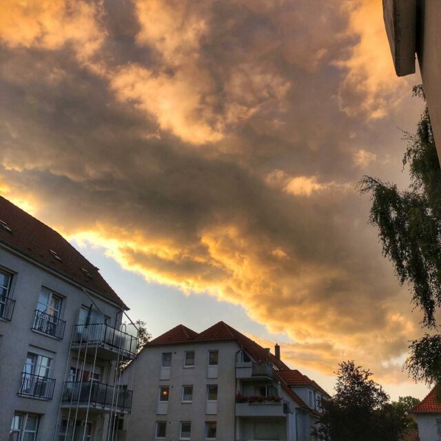 Nur ein paar Wolken / Just a few clouds ⛅️ .
.
.
#sonnenuntergang #wolken #sunset #clouds #mood #badoeynhausen #peaceful